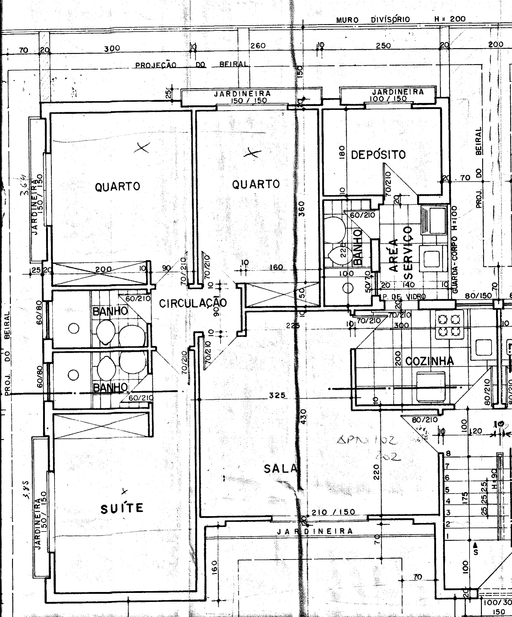 Planta arquitetônica original do apartamento térreo: três quartos, uma suíte, sala, cozinha, área de serviço e depósito.